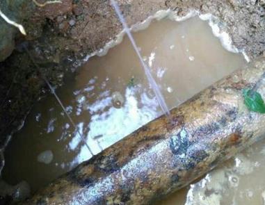 久治楼顶渗水维修公司分享下地暖漏水的原因及检测方法。